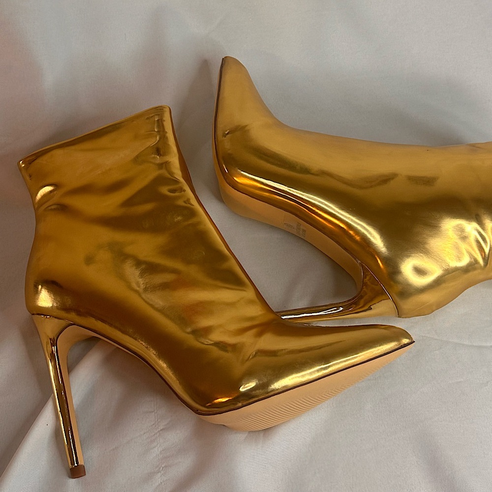 Olivia Ferragamo Metallic Gold  Size 8.5